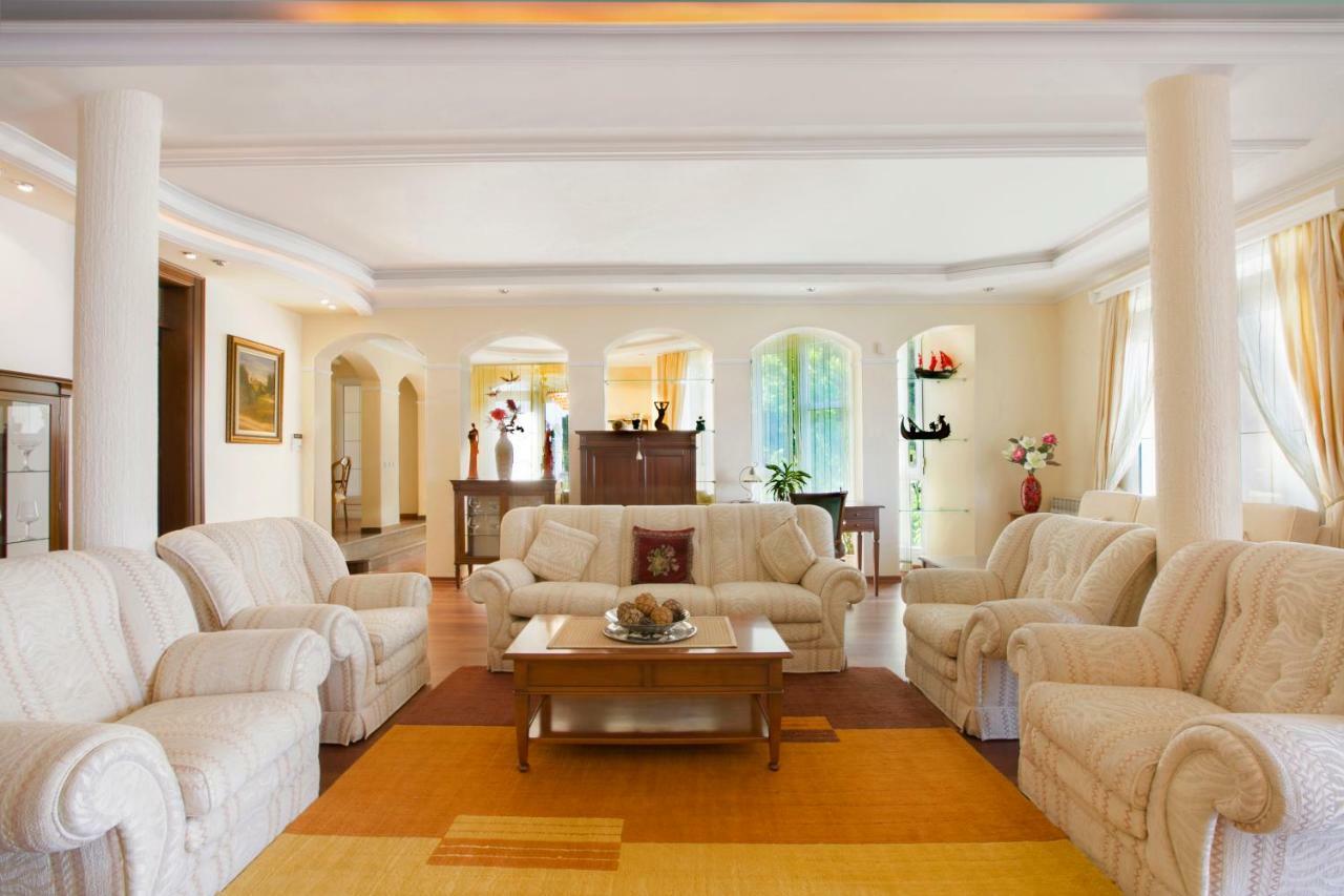 Royal Holiday Apartments Sveti Stefan Exteriör bild